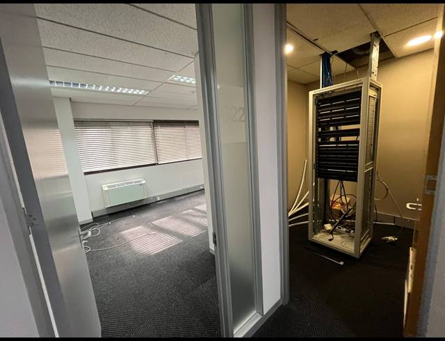 1,960M² OFFICE TO LET IN PINELANDS